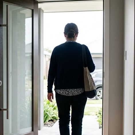 Família saindo de casa